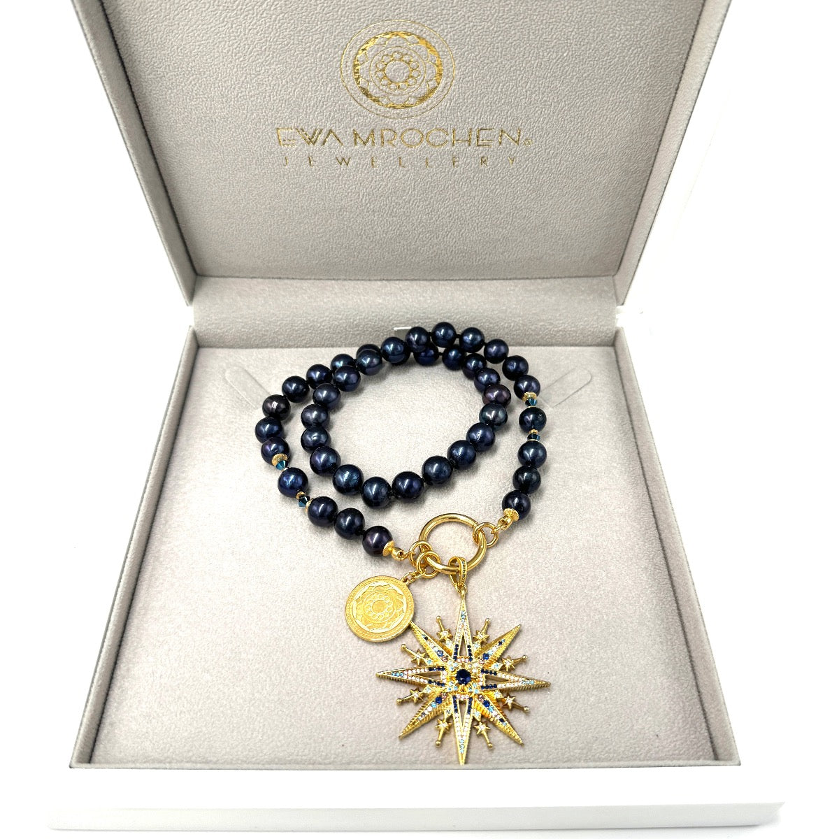 Granatowy naszyjnik Guiding Star od Ewa Mrochen Jewellery z perłą, na łańcuszku, elegancki i subtelny dodatek do stylizacji