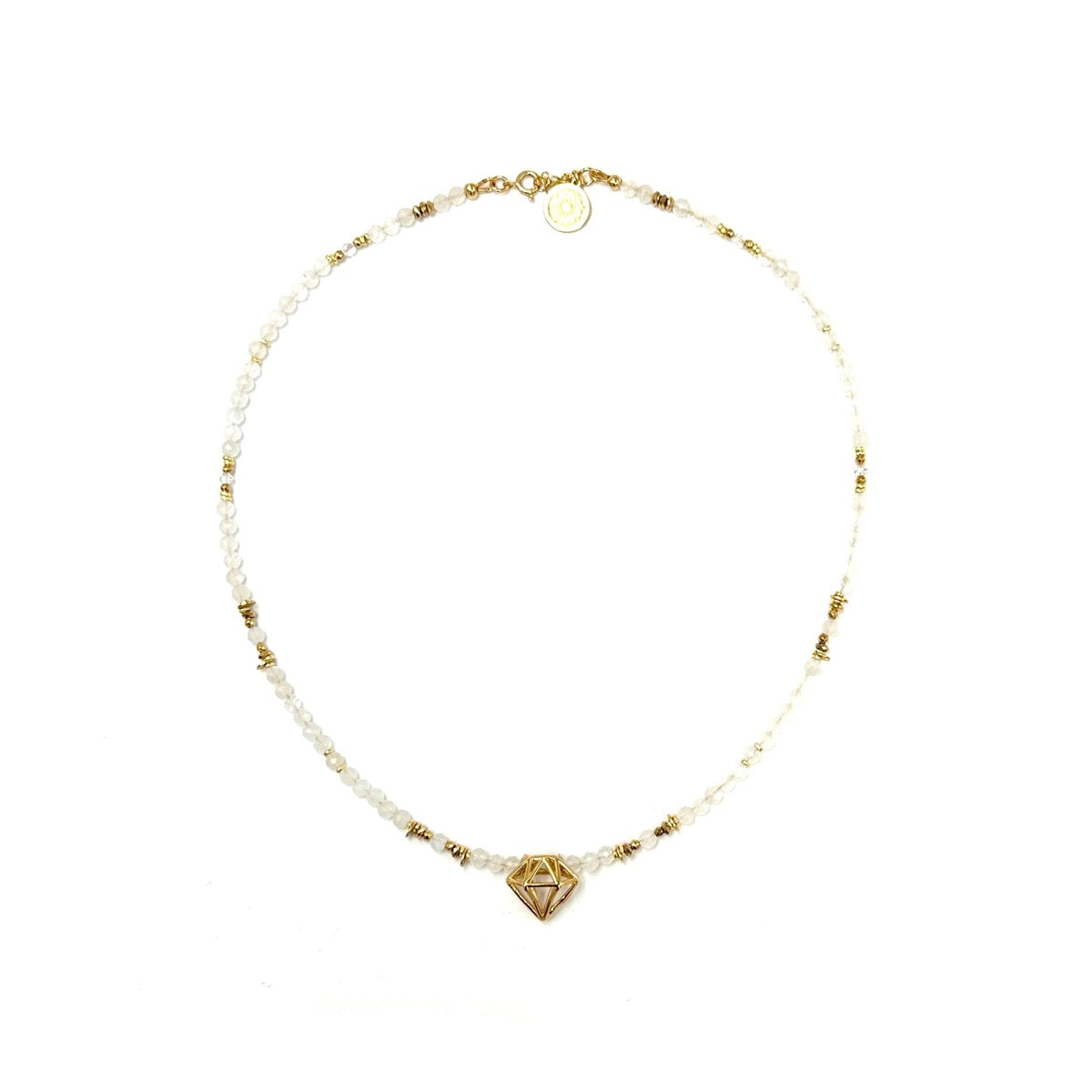 Srebrny naszyjnik z kamieniem księżycowym Intuicja Bogini od Ewa Mrochen Jewellery, z ozdobnym wisiorkiem i delikatnym łańcuszkiem.