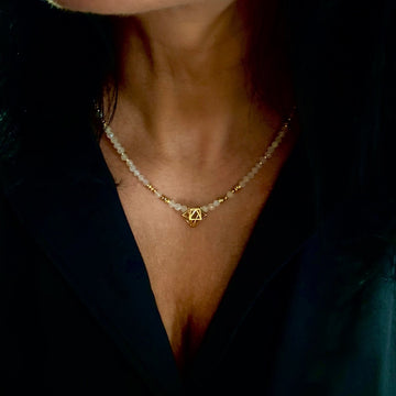 Srebrny naszyjnik z kamieniem księżycowym Intuicja Bogini od Ewa Mrochen Jewellery, z ozdobnym zawieszeniem i delikatnym łańcuszkiem