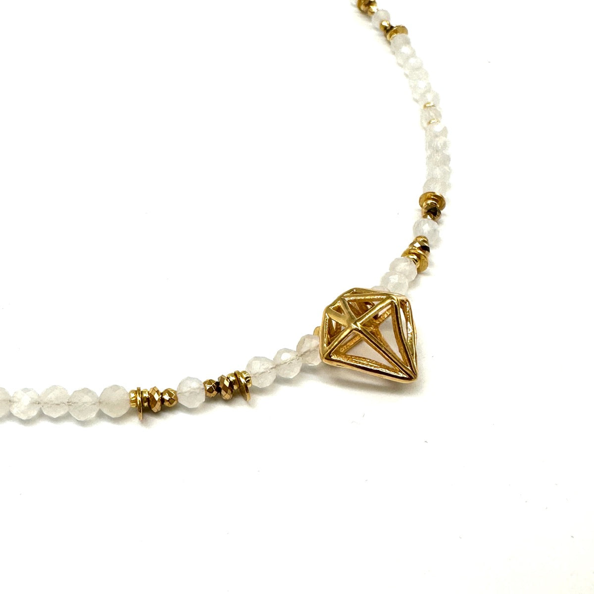 Naszyjnik z kamieniem księżycowym, marka Ewa Mrochen Jewellery, symbol intuicji i bogini, na tle czarnego tła.