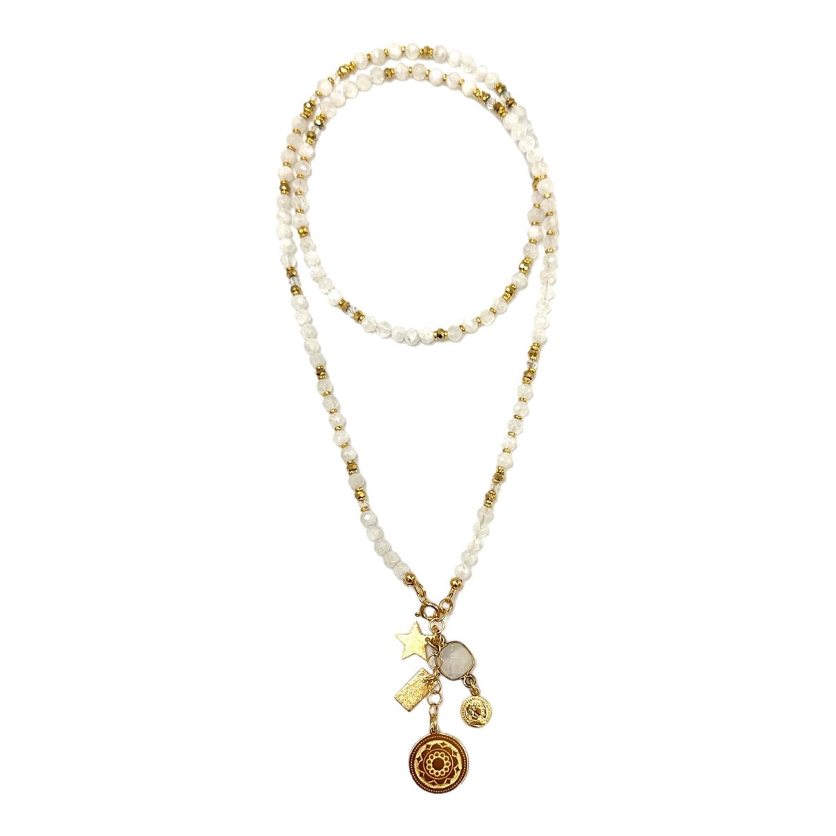 Naszyjnik z kamieniem księżycowym Przebudzenie Intuicji od Ewa Mrochen Jewellery, detal z kamieniem i zawieszką na łańcuszku