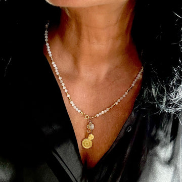 Naszyjnik z kamienia księżycowego Ewa Mrochen Jewellery, kamień do medytacji i przebudzenia intuicji, na tle delikatnej tła.
