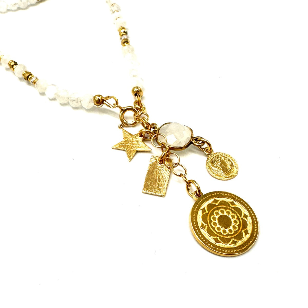 Naszyjnik z kamieniem księżycowym Przebudzenie Intuicji od Ewa Mrochen Jewellery na zdjęciu, widoczny delikatny łańcuszek i kamień.