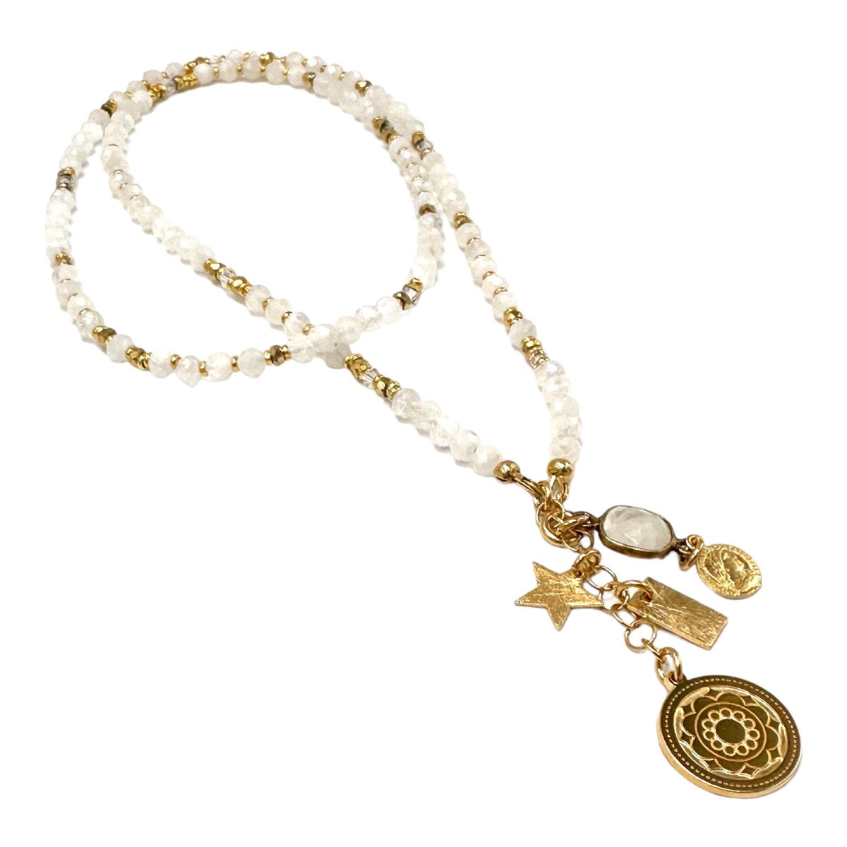 Naszyjnik z kamieniem księżycowym Przebudzenie Intuicji od Ewa Mrochen Jewellery, z dużym kamieniem na delikatnym łańcuszku.