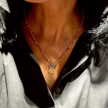 Naszyjnik z kamieniem słonecznym od Ewa Mrochen Jewellery, ozdobiony unikalnym kamieniem i eleganckim designem.