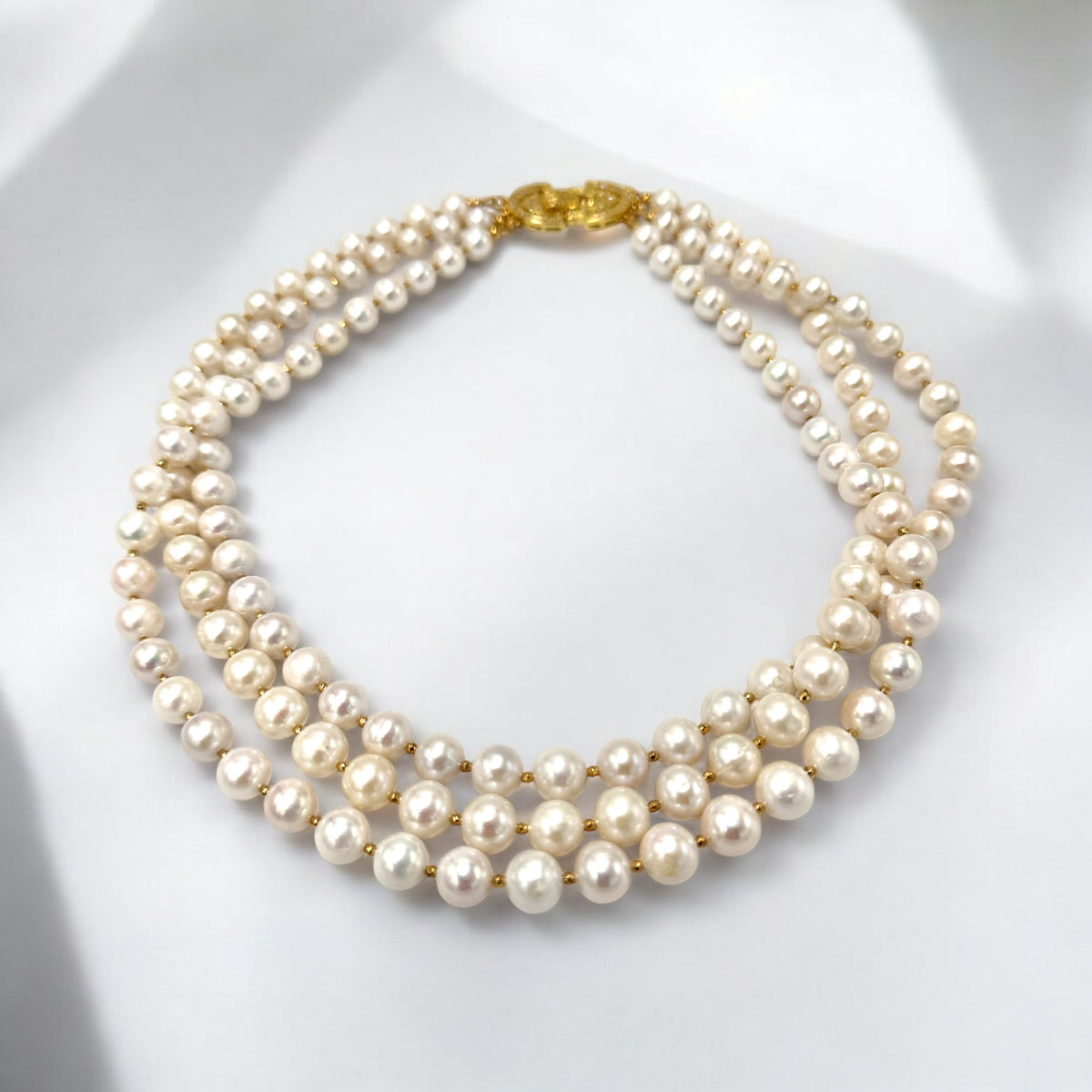 Złoty naszyjnik z perełami od Ewa Mrochen Jewellery, elegancki dodatek z delikatnym designem.