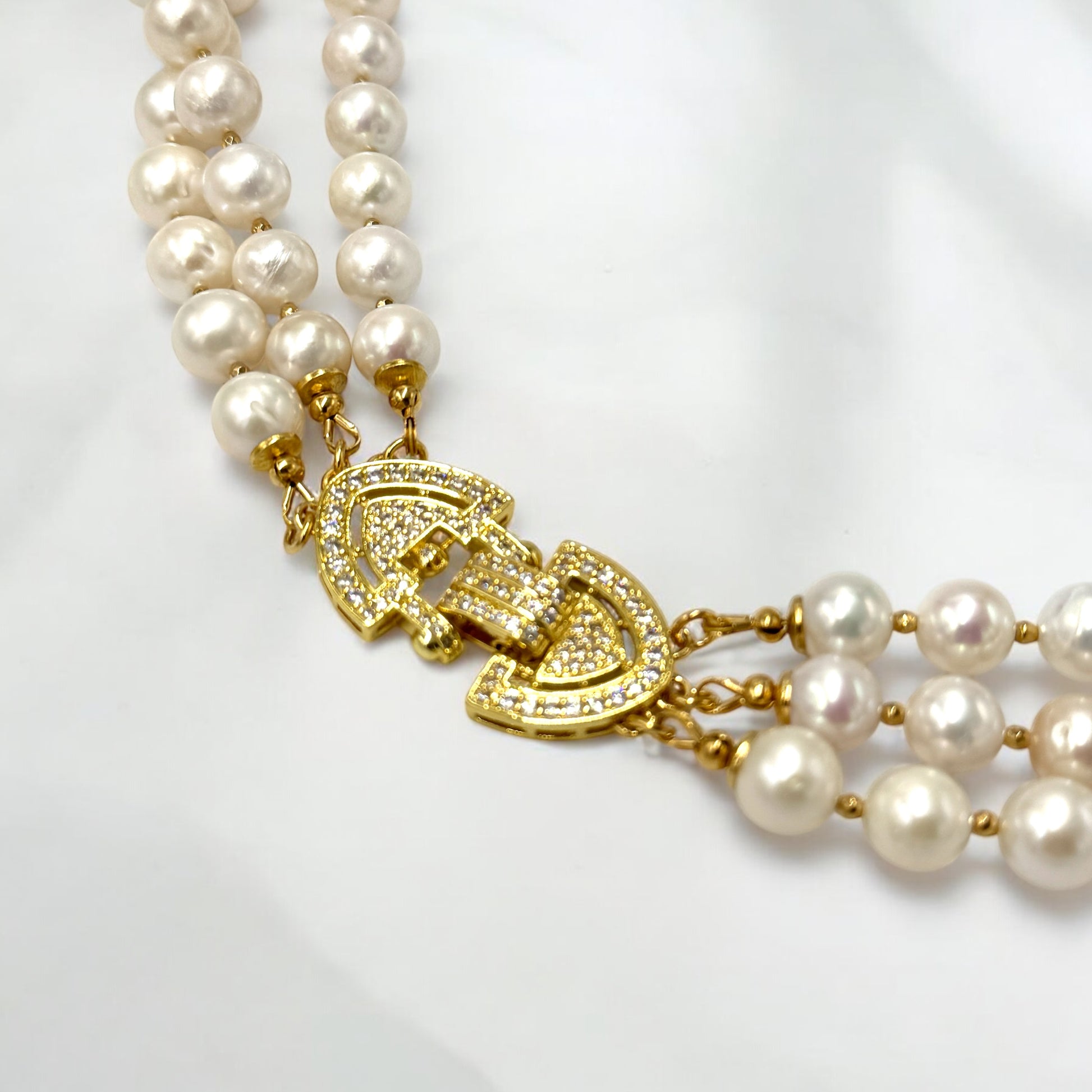 Naszyjnik z pereł złote Czasy od Ewa Mrochen Jewellery, elegancki złoty naszyjnik z naturalnymi perłami na zdjęciu