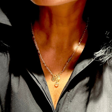 Naszyjnik z kryształem górskim Blask Prawdy od Ewa Mrochen Jewellery, widoczny z dużym, przejrzystym kryształem i srebrnym łańcuszkiem