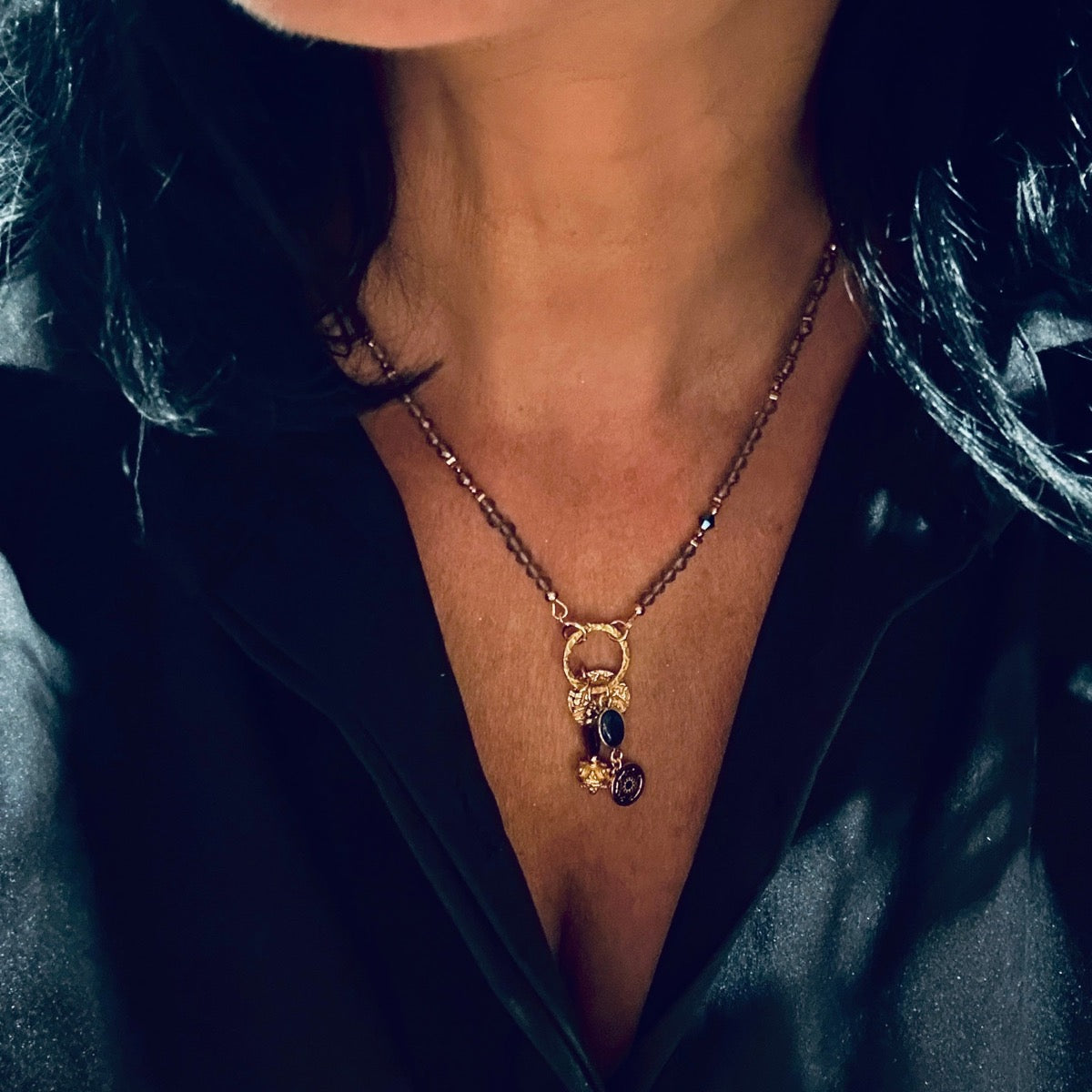 Naszyjnik z kwarcu dymnego, kyanitu i granatu od Ewa Mrochen Jewellery, z zawieszkami na delikatnym łańcuszku.