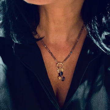 Naszyjnik z kwarcu dymnego, kyanitu i granatu od Ewa Mrochen Jewellery, złota zawieszka na delikatnym łańcuszku.