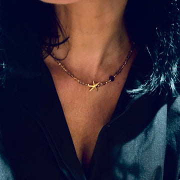 Naszyjnik z kwarcem dymnym marki Ewa Mrochen Jewellery, elegancki klejnot wspierający z naturalnym kamieniem.