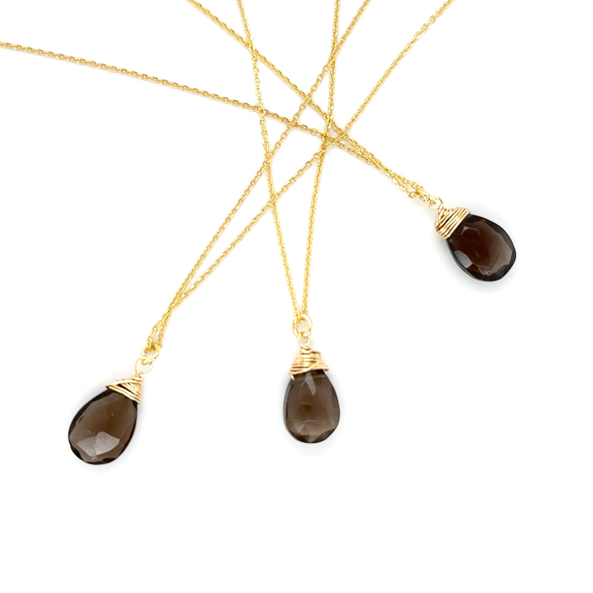 Naszyjnik z kwarcu dymnego od Ewa Mrochen Jewellery, naturalny kamień i delikatny design, na tle jasnej tkaniny