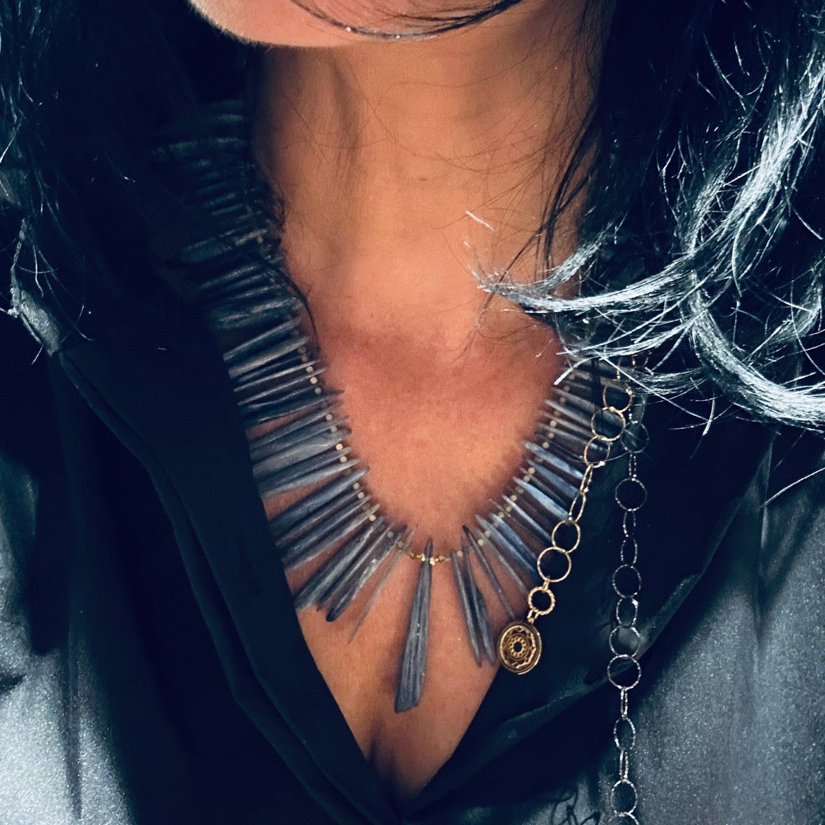 Naszyjnik Kyanit od Ewa Mrochen Jewellery, z kamieniem Kyanit, na delikatnym łańcuszku, elegancki i naturalny dodatek.
