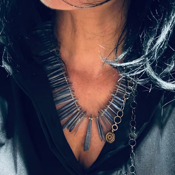 Naszyjnik z kyanitu Klejnot Prawdy od Ewa Mrochen Jewellery, z dużym niebieskim kamieniem i eleganckim designem.