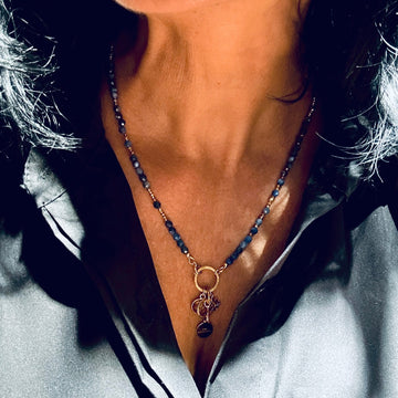 Kyanitowy naszyjnik Pewność Siebie od Ewa Mrochen Jewelry, elegancki biżuteria z kamieniem kyanitu na delikatnym łańcuszku.
