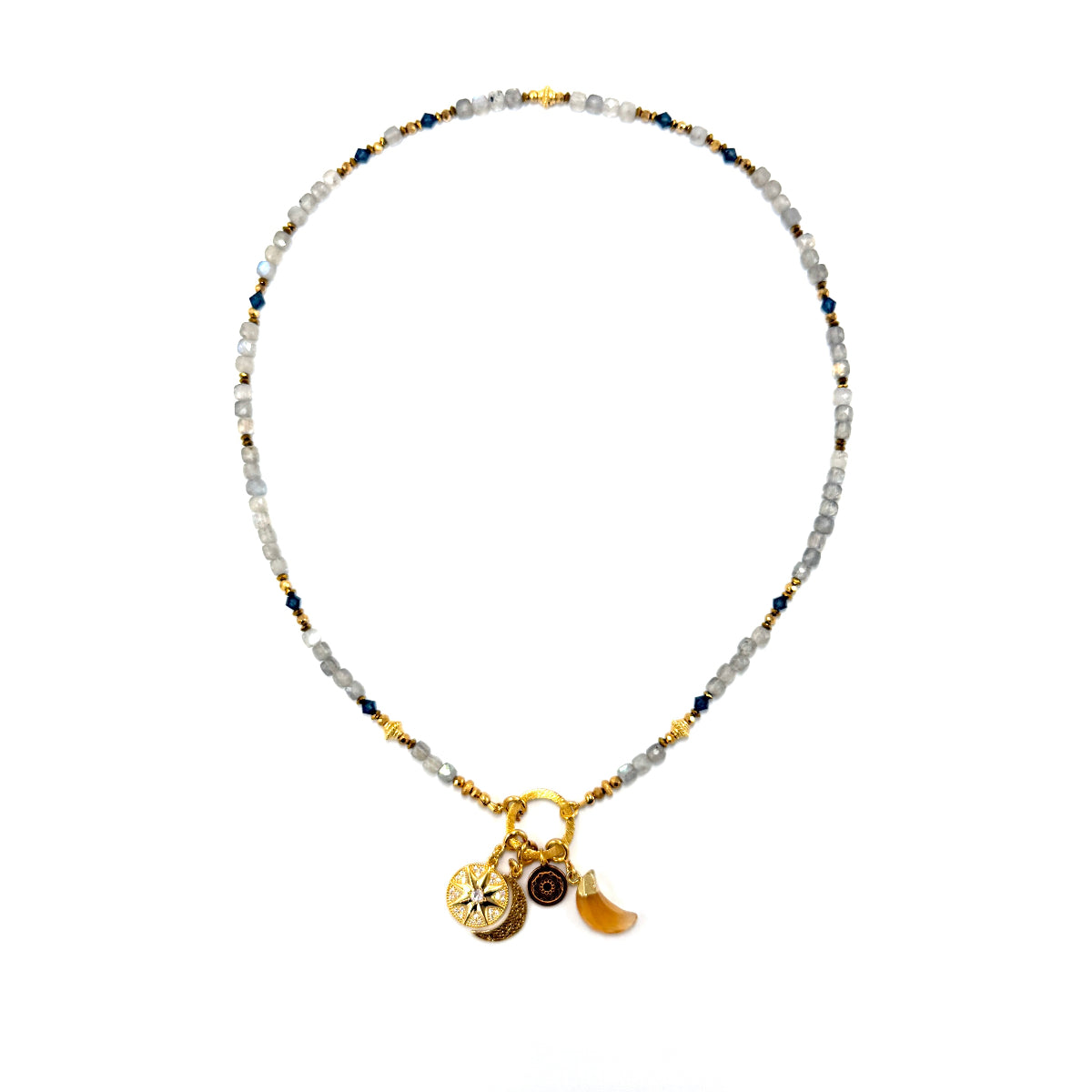 Labradorytowy naszyjnik Ewa Mrochen Jewellery z magicznymi efektami, ozdobny biżuteryjny dodatek na szyję.