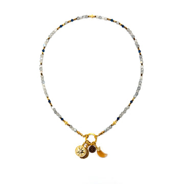 Labradorytowy naszyjnik Ewa Mrochen Jewellery z magicznymi efektami, ozdobny biżuteryjny dodatek na szyję.