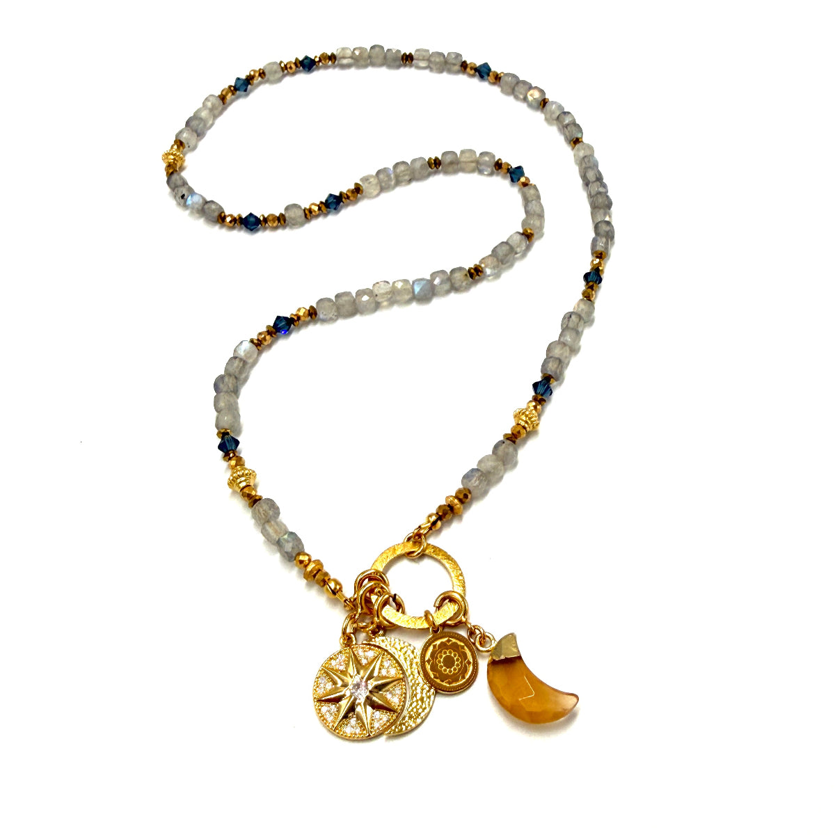Labradorytowy naszyjnik Magiczne Wrażenia od Ewa Mrochen Jewellery, z błyszczącym, naturalnym kamieniem i eleganckim designem