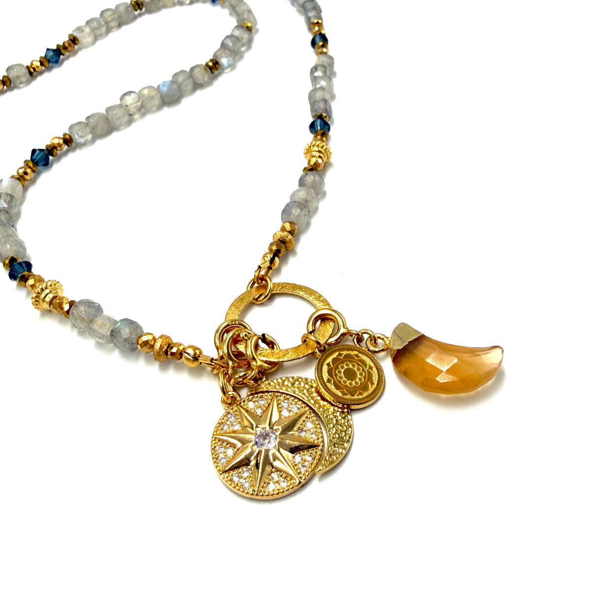Labradorytowy naszyjnik Magiczne Wrażenia od Ewa Mrochen Jewellery, ozdobny biżuteryjny dodatek na szyję.