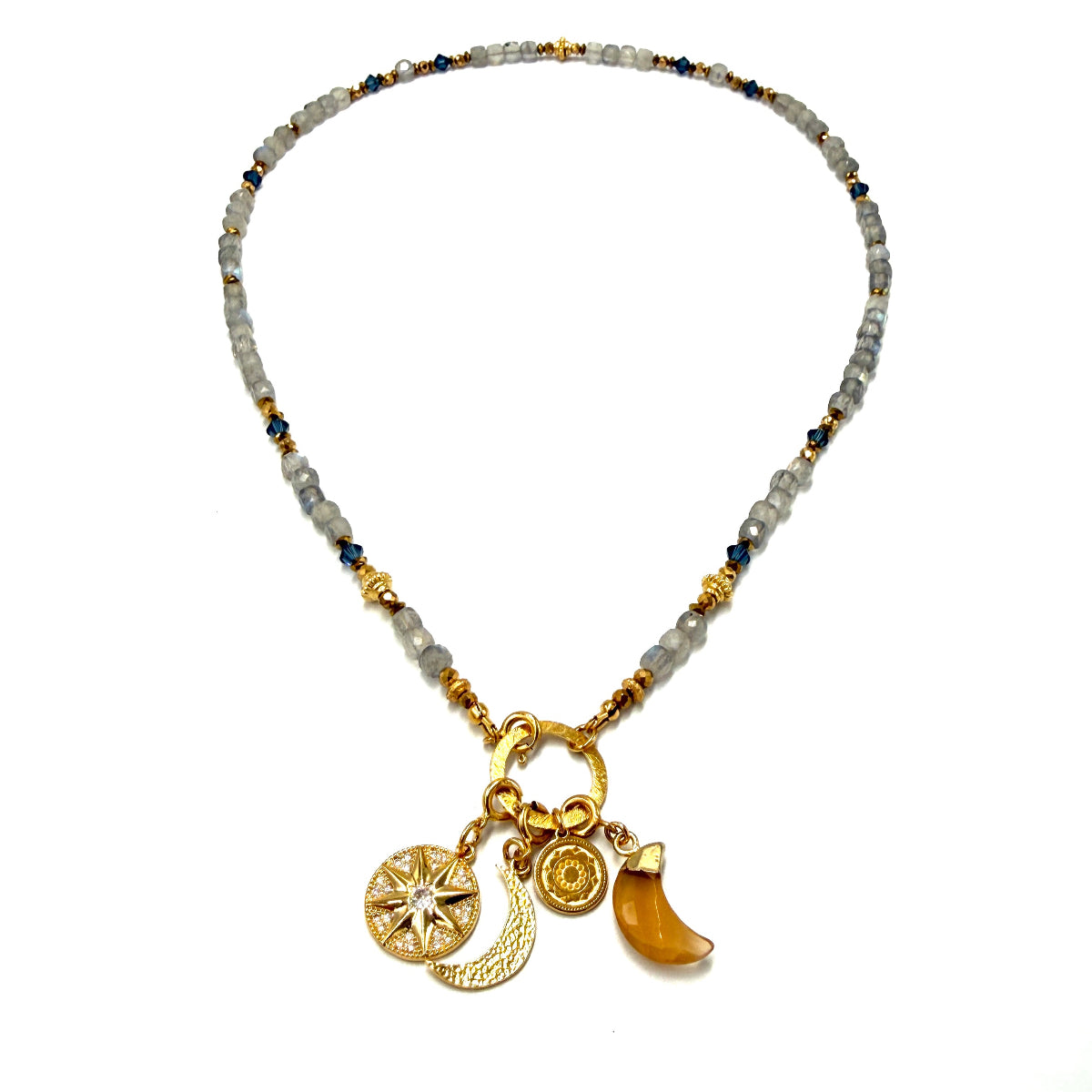 Labradorytowy naszyjnik Magiczne Wrażenia od Ewa Mrochen Jewellery z błyszczącym kamieniem i delikatnym łańcuszkiem.
