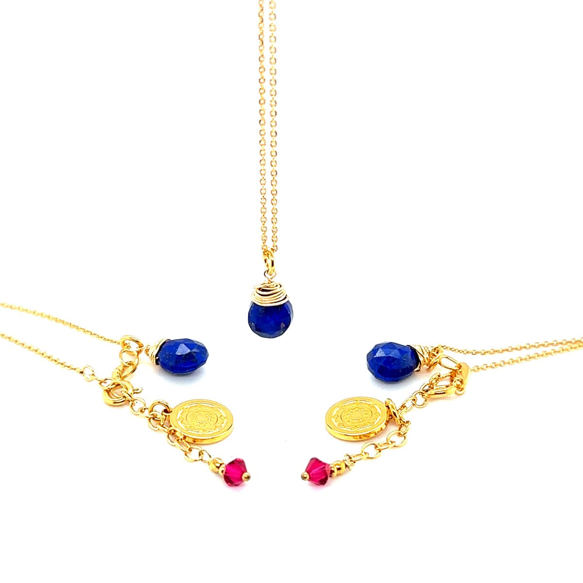Naszyjnik z lapis lazuli marki Ewa Mrochen Jewellery, ozdobiony kamieniem o głębokim, niebieskim odcieniu i naturalnym połysku.