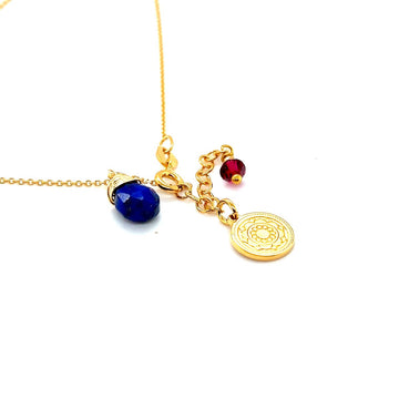 Naszyjnik z lapis lazuli marki Ewa Mrochen Jewellery, ozdobiony kamieniami o głębokim niebieskim odcieniu, na tle jasnego tła