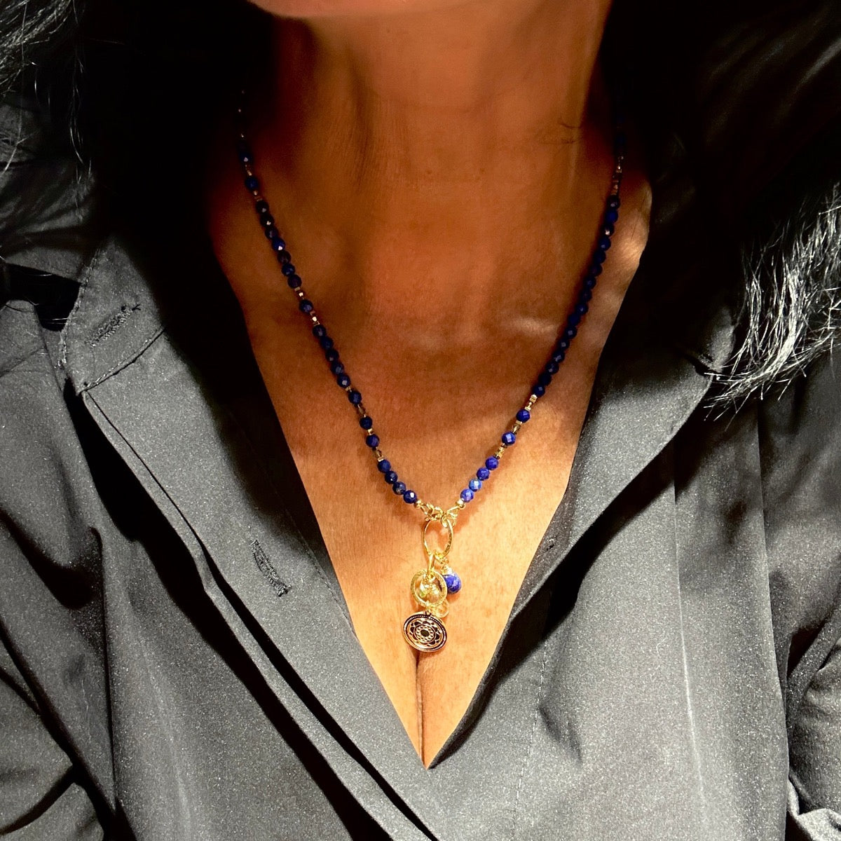Naszyjnik z lapis lazuli Ewa Mrochen Jewellery, ozdobiony kamieniami, symbol wewnętrznej mądrości i elegancji, na zdjęciu.