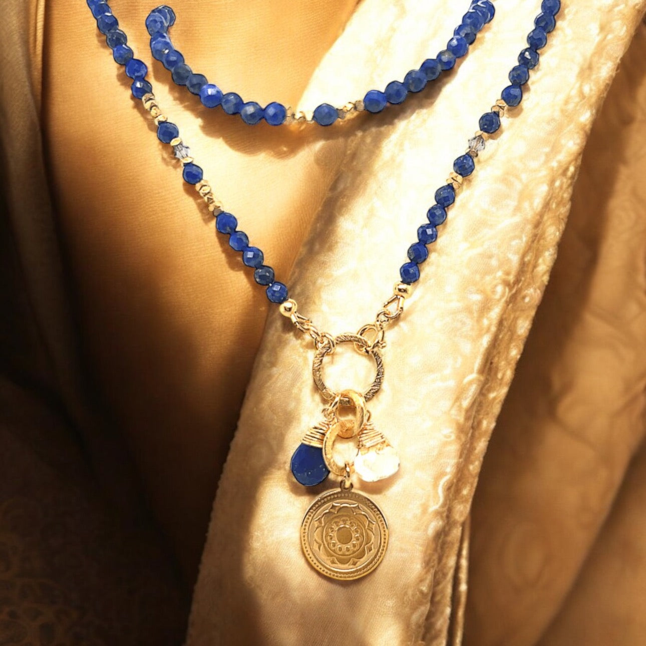 Lapis lazuli naszyjnik Ewa Mrochen Jewellery z eleganckim kamieniem, symbol mądrości i luksusu, na delikatnym łańcuszku