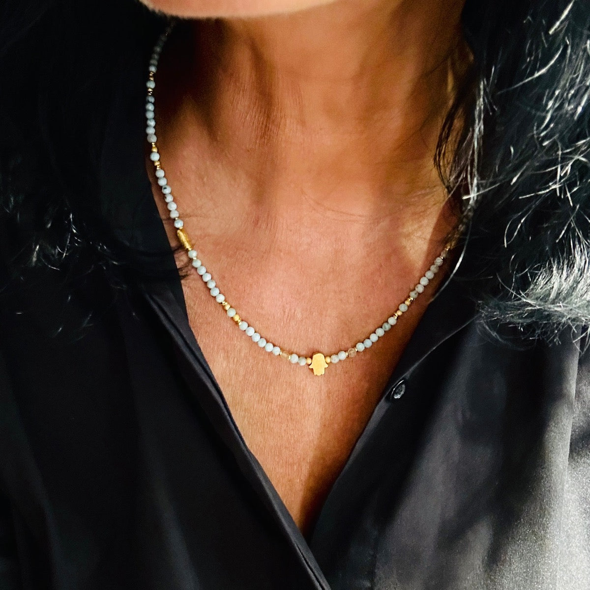 Naszyjnik z larimarem Boska Kobiecość od Ewa Mrochen Jewellery, ozdobny wisior na delikatnym łańcuszku.