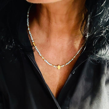 Naszyjnik z larimarem marki Ewa Mrochen Jewellery, ozdobiony kamieniem larimar, elegancki dodatek dla kobiet.