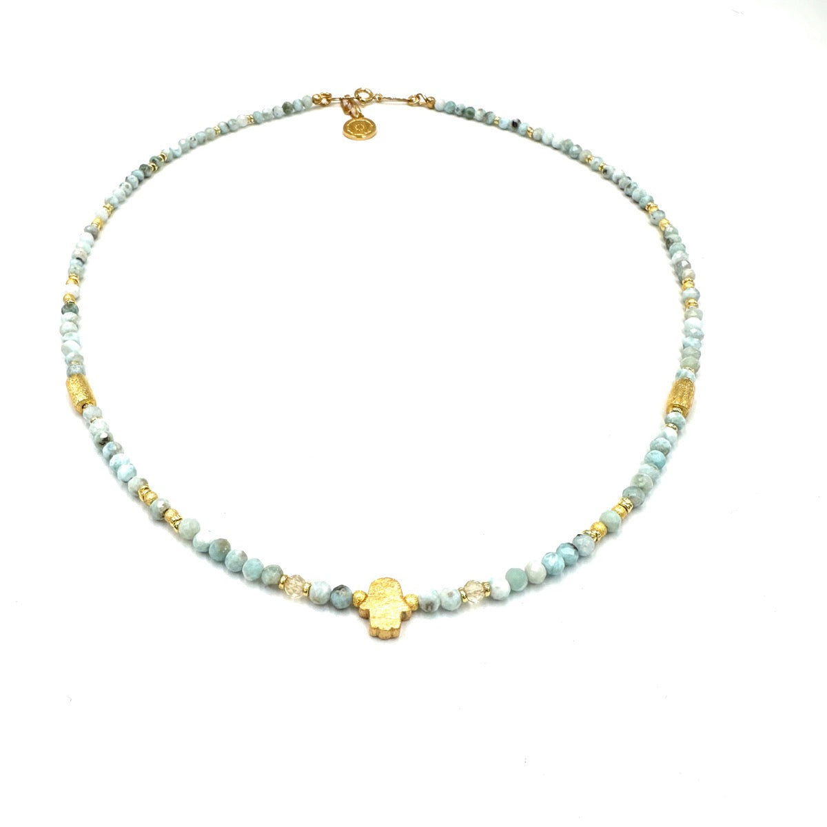 Naszyjnik z larimarem „Boska Kobiecość” od Ewa Mrochen Jewellery, delikatny naszyjnik z niebieskim kamieniem.