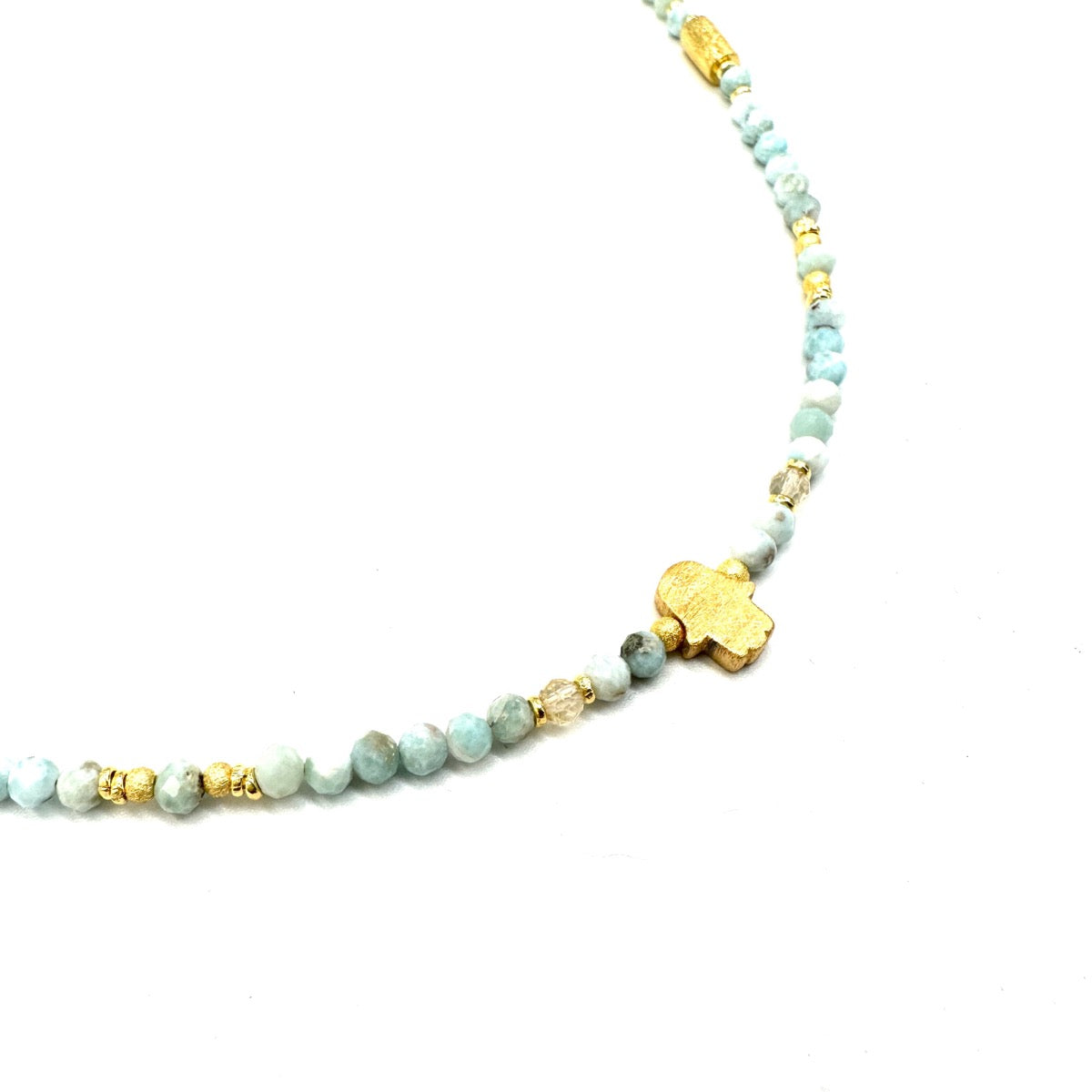 Naszyjnik z larimarem marki Ewa Mrochen Jewellery, ozdobiony delikatnym kamieniem i eleganckim designem, idealny dla kobiet.