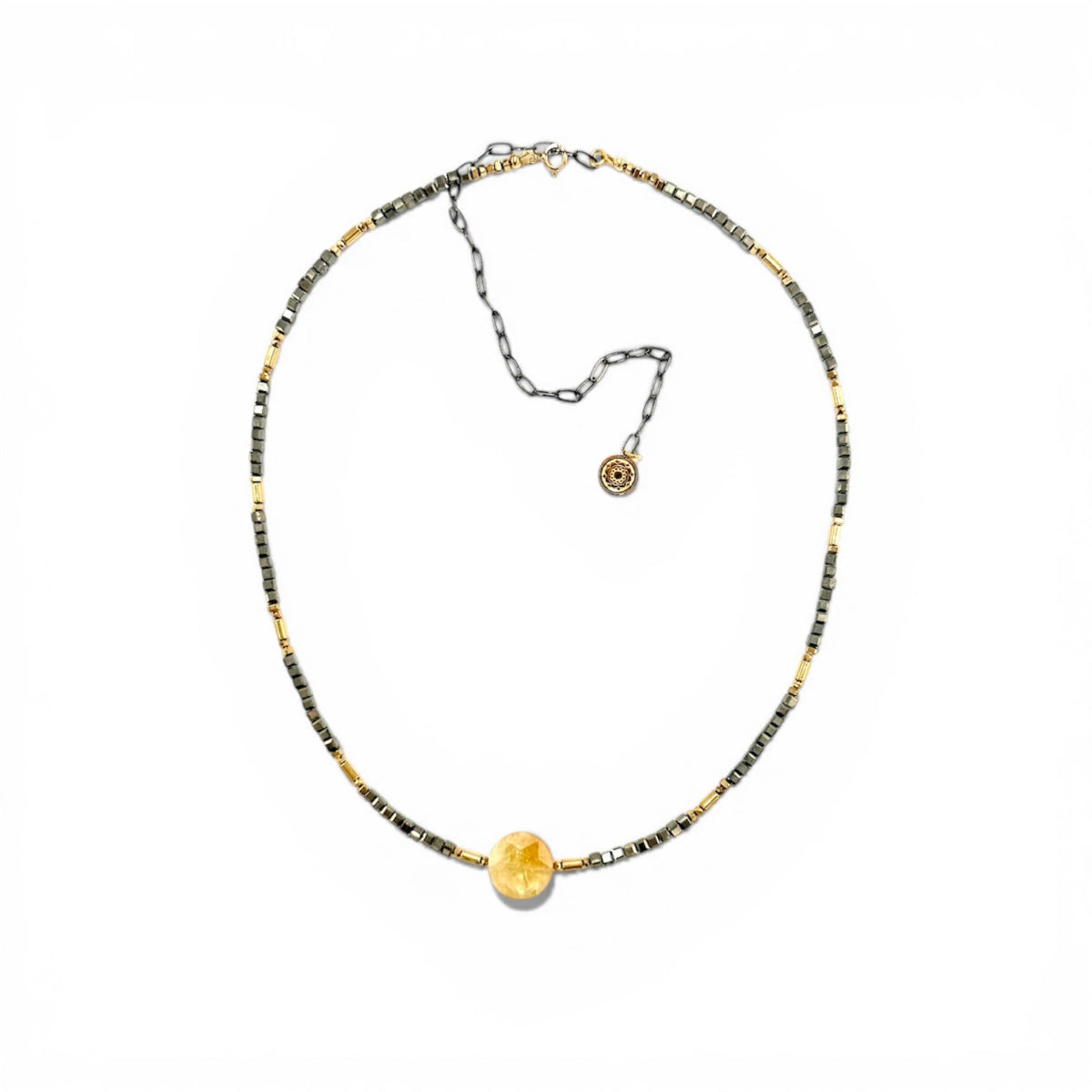 Naszyjnik Magiczny Piryt Energetyczny Cytryn od Ewa Mrochen Jewellery® z błyszczącym pirytowym i cytrynowym kamieniem.
