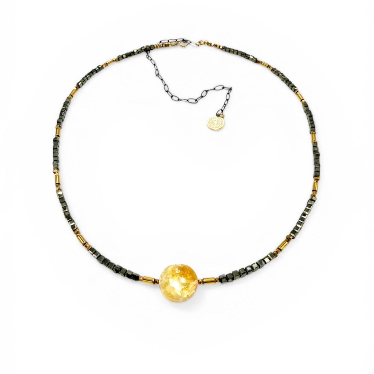 Naszyjnik Ewa Mrochen Jewellery z magicznym pirytem energii cytrynem, symbol blasku i bogactwa, na delikatnym łańcuszku.