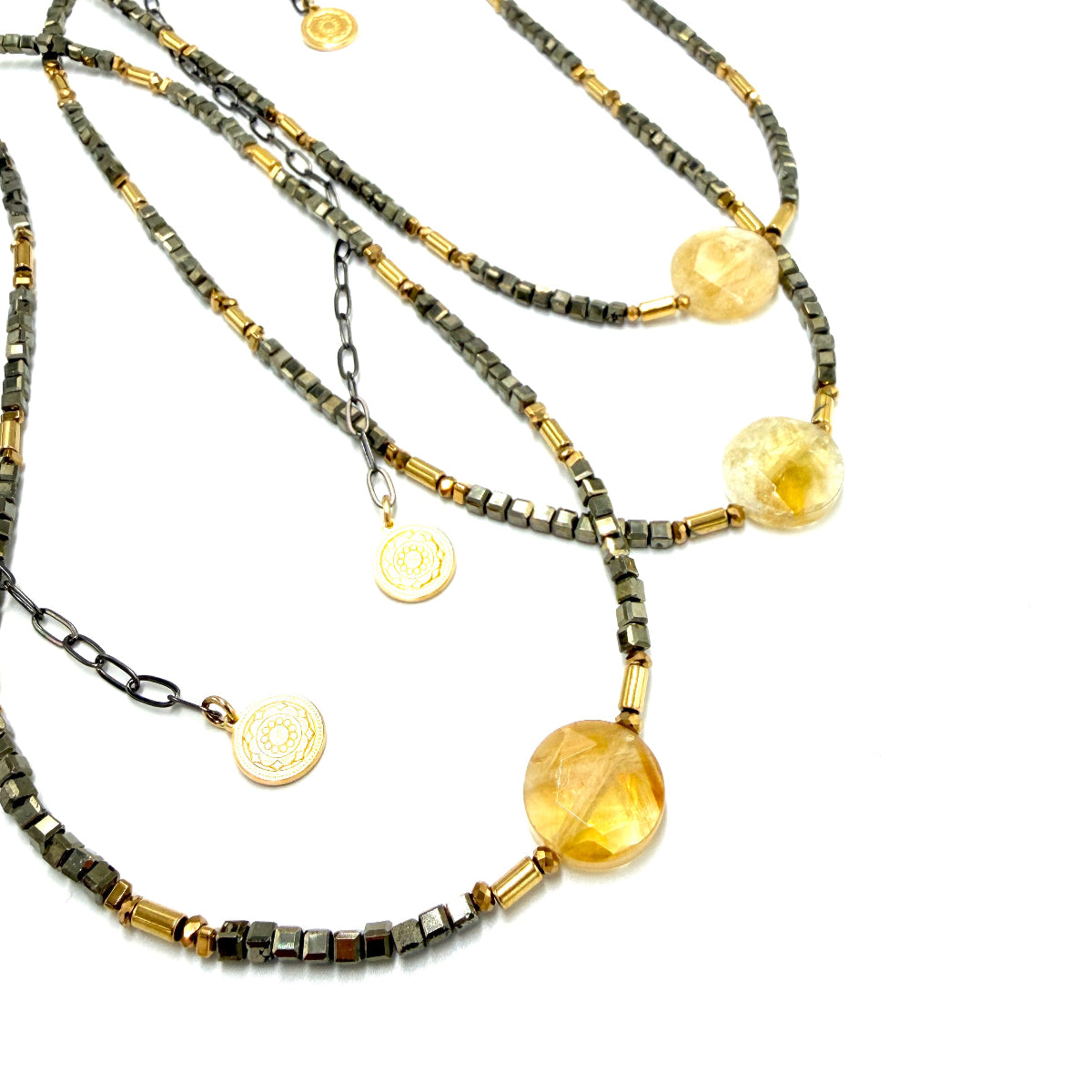 Naszyjnik Ewa Mrochen Jewellery z magicznym pirytowym kamieniem cytrynowym, symbol blasku i bogactwa, na tle ciemnego tła.