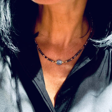 Naszyjnik Ewa Mrochen Jewellery z pirytu, kyanitu i cytrynu, ozdobny naszyjnik z kamieniami naturalnymi.