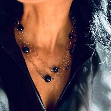 Naszyjnik z czarnej perły „Mistrzyni Życia” od Ewa Mrochen Jewellery na tle jasnego tła, elegancki i stylowy dodatek.