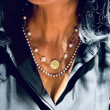 Długi naszyjnik z różowych pereł od Ewa Mrochen Jewellery, elegancki i subtelny dodatek do stylizacji.