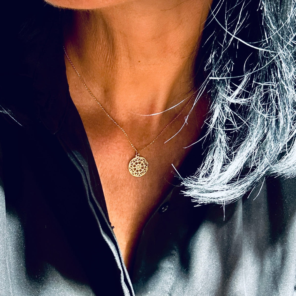 Delikatny naszyjnik Ewa Mrochen Jewellery z subtelnym wzorem, idealny do codziennych stylizacji.