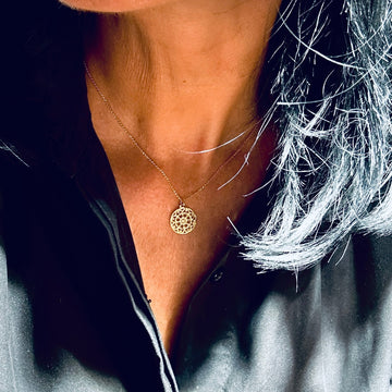 Delikatny naszyjnik Ewa Mrochen Jewellery z subtelnym wzorem, idealny do codziennych stylizacji.