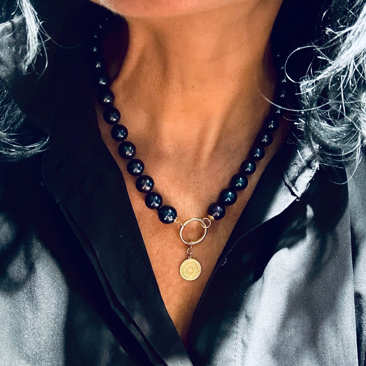 Naszyjnik z pereł Magnificient od Ewa Mrochen Jewellery, elegancki i delikatny, widoczny na zdjęciu.