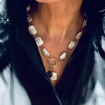 Naszyjnik z pereł marki Ewa Mrochen Jewellery, elegancki i subtelny, z perłami na delikatnym łańcuszku
