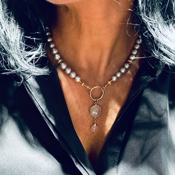 Srebrzysty naszyjnik z pereł Ambasadorka piękna od Ewa Mrochen Jewellery, elegancki i subtelny dodatek do stroju.