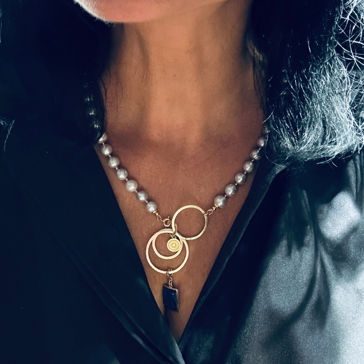 Naszyjnik ze srebrzystej perły Ewa Mrochen Jewellery, delikatny i elegancki, idealny na wyjątkowe okazje.