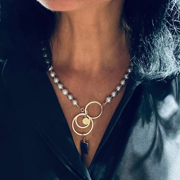 Srebrzysty naszyjnik z perłami marki Ewa Mrochen Jewellery, elegancki dodatek z perłami na delikatnym łańcuszku