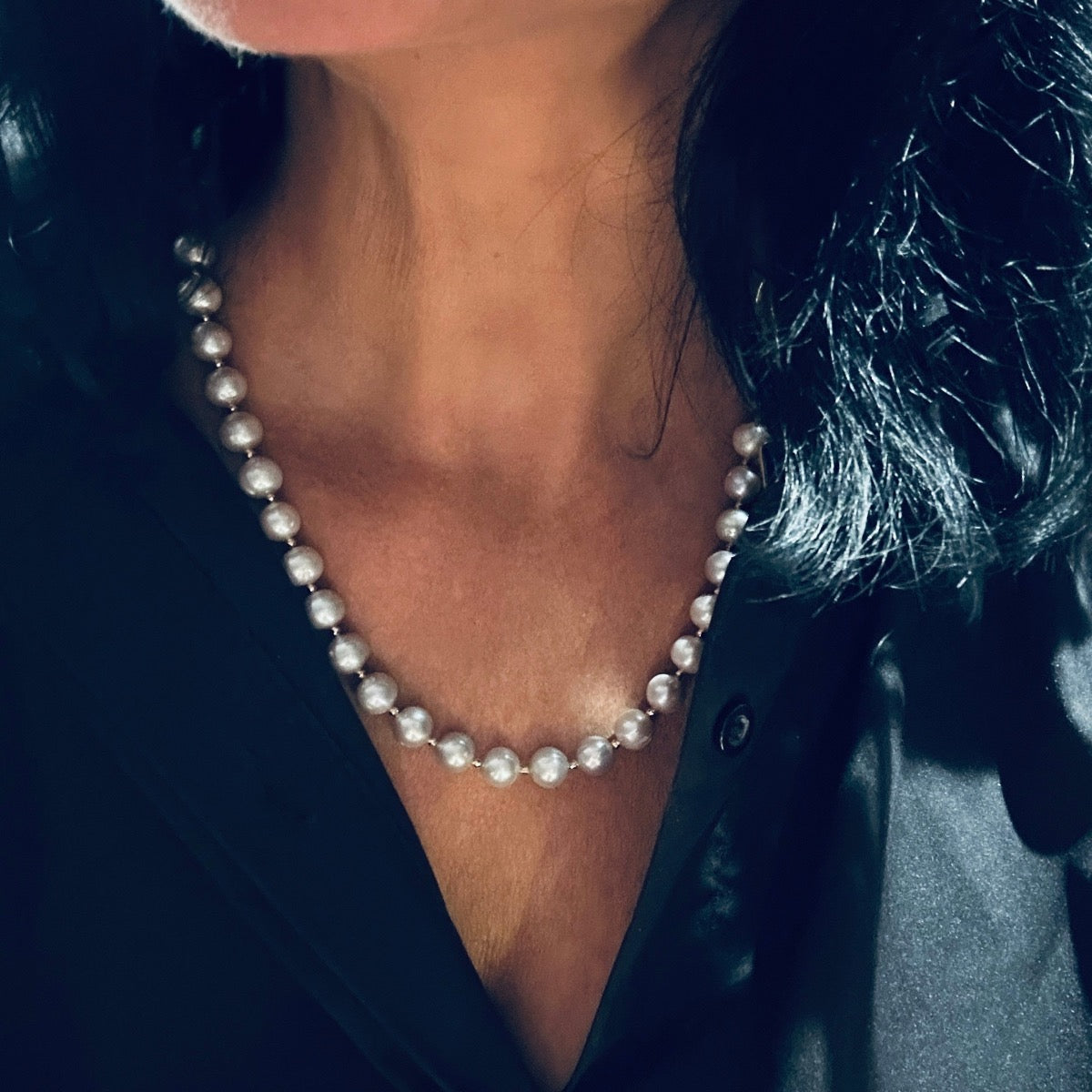 Srebrzysty naszyjnik z perłami marki Ewa Mrochen Jewellery na neutralnym tle, elegancki i subtelny dodatek do stylizacji.