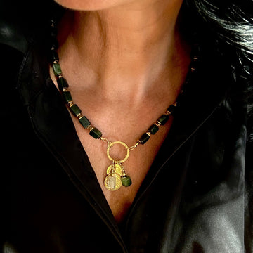 Naszyjnik z nefrytu "Pomyślność Losu" od Ewa Mrochen Jewellery, elegancki i naturalny kamień na delikatnym łańcuszku