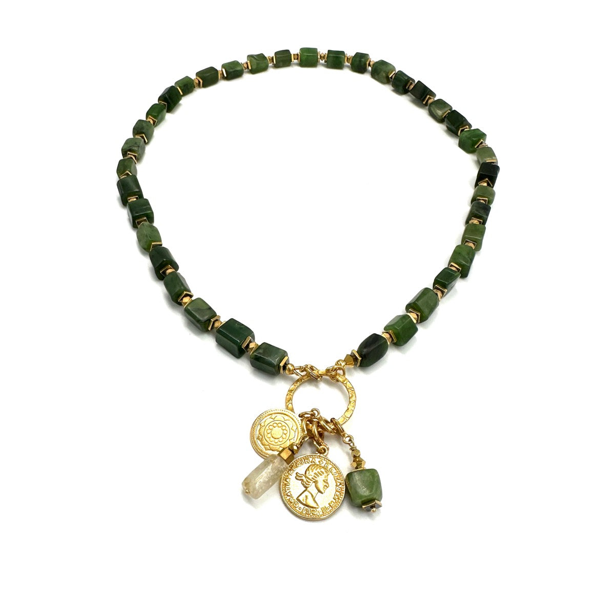 Naszyjnik z nefrytu Pomyślność Losu od Ewa Mrochen Jewellery na tle białego tła, elegancki i ręcznie wykonany.