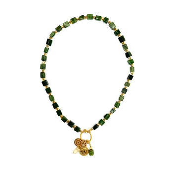 Naszyjnik z nefrytem "Pomyślność Losu" od Ewa Mrochen Jewellery, ozdobny kamień i eleganckie wykończenie.