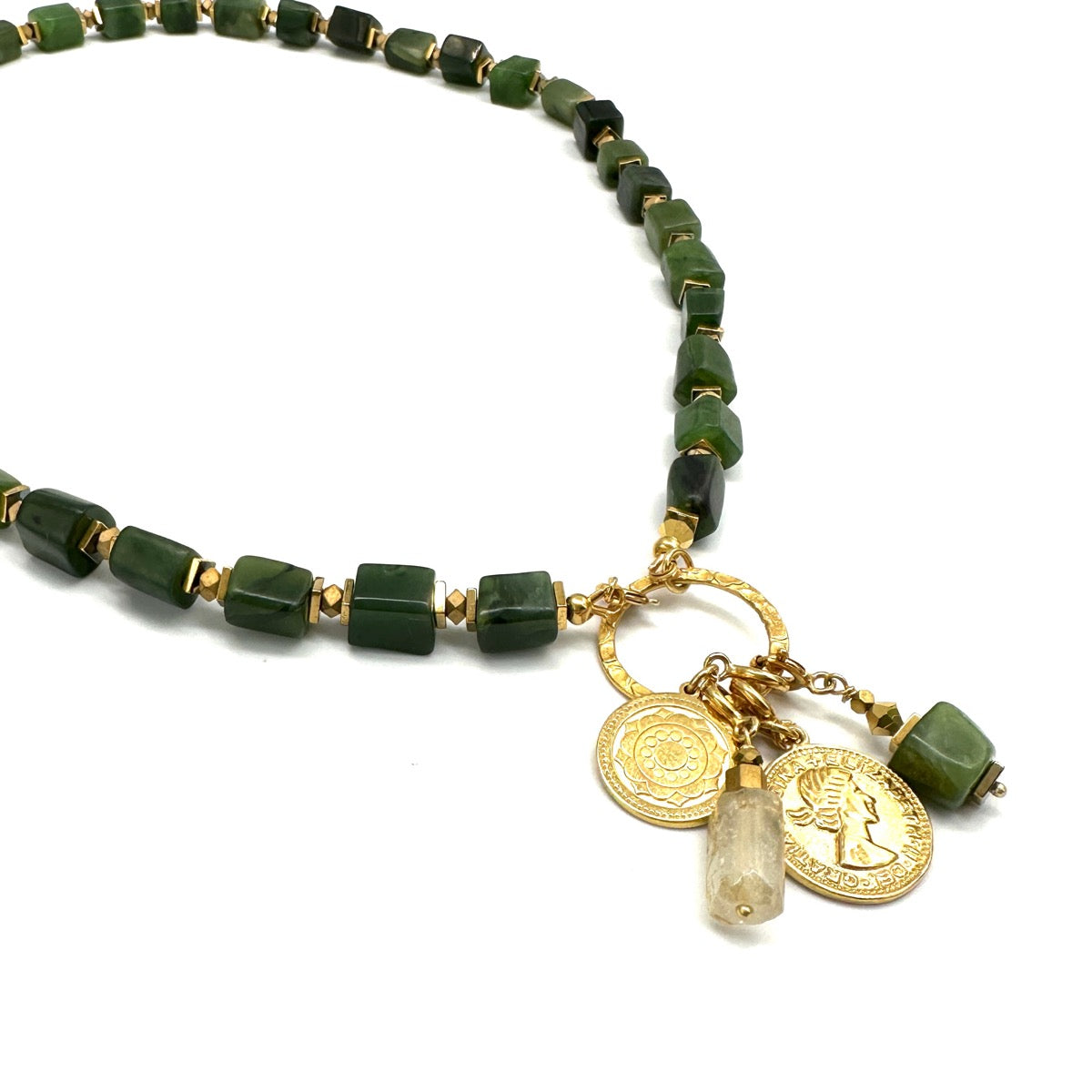 Naszyjnik z nefrytem Pomyślność Losu od Ewa Mrochen Jewellery, naturalny kamień na delikatnym łańcuszku.